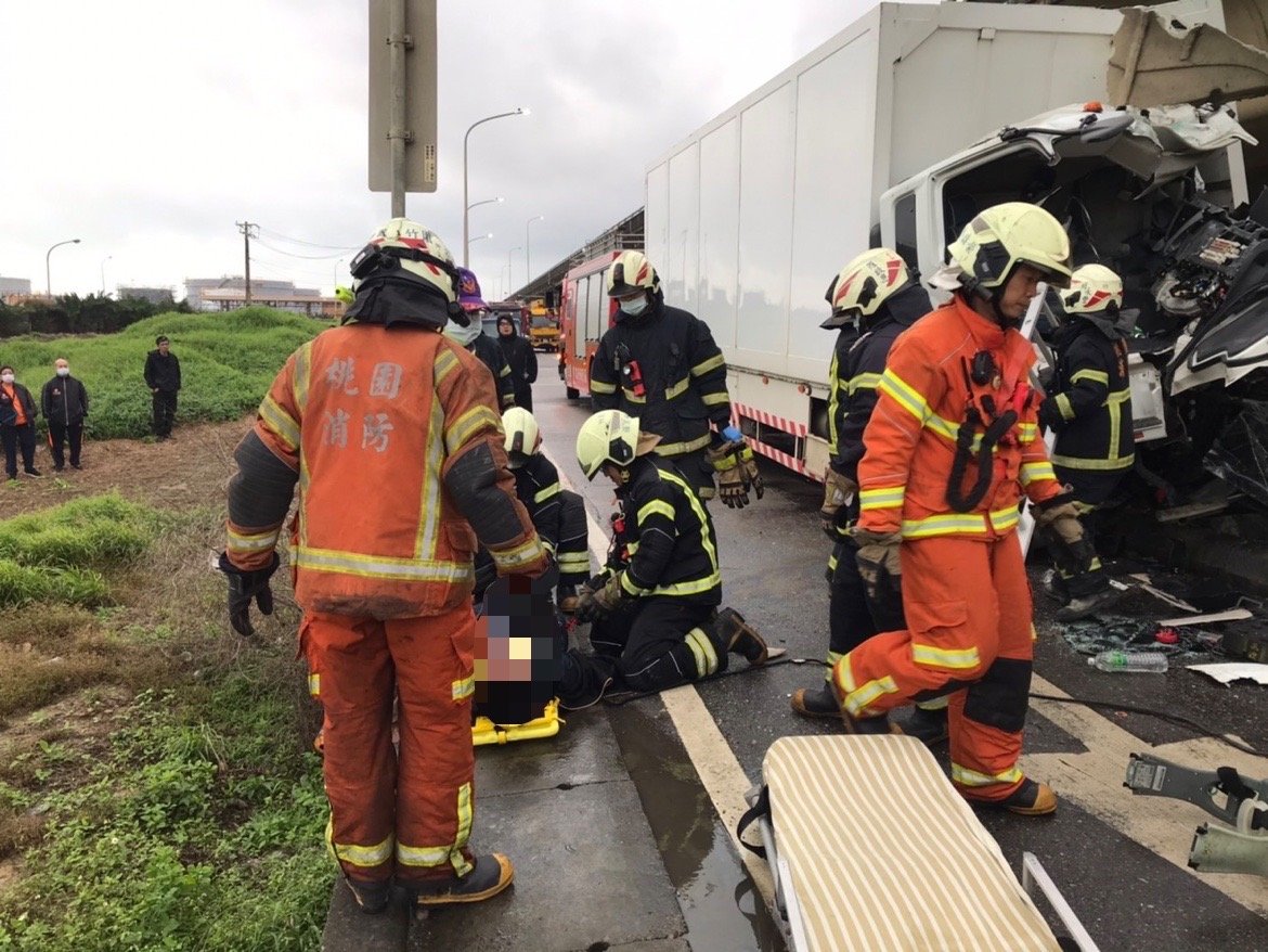 大園死亡車禍!疑大貨車失控自撞分隔島喪命 image 874288500219541012