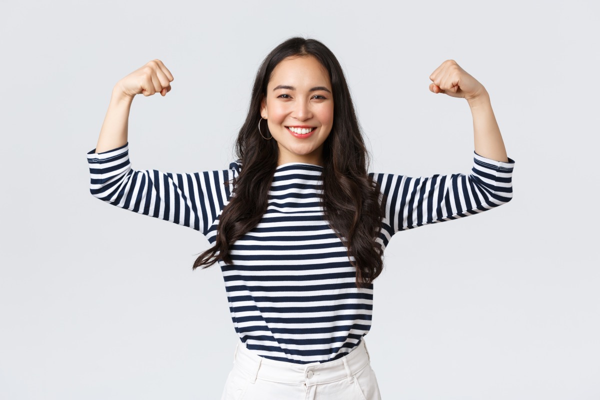 冬季三九貼改善手腳冰冷 樂生醫曝最佳貼敷時間 lifestyle people emotions casual concept strong confident asian woman flex biceps bragging her perfect shape after sign up gym membership brag with muscles workout feeling strong