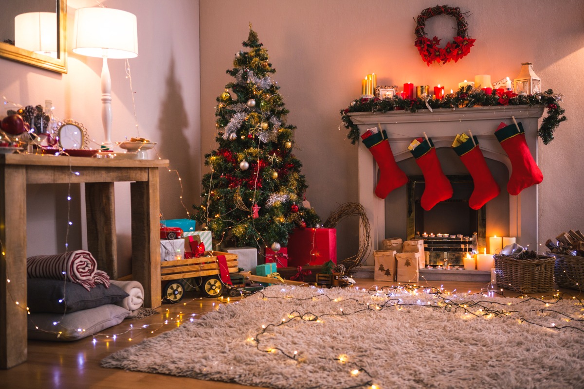 夫妻不滿聖誕節被這首歌轟炸 欲集資買斷版權讓它消失 living room with fireplace christmas tree