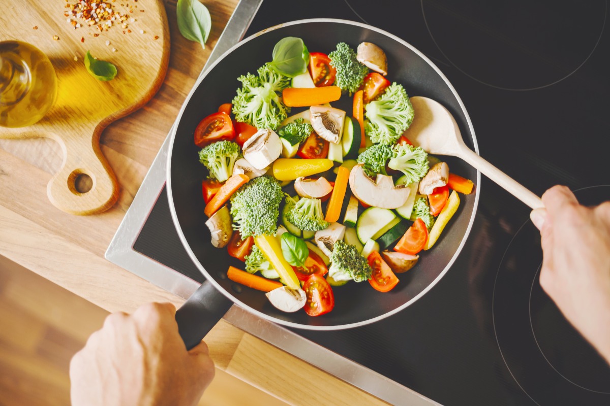10種方式治癒心靈 重拾生活美好 man cooking fresh vegetables pan