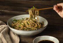 好吃到上癮?黑心老闆為攬客 涼麵竟偷加這物