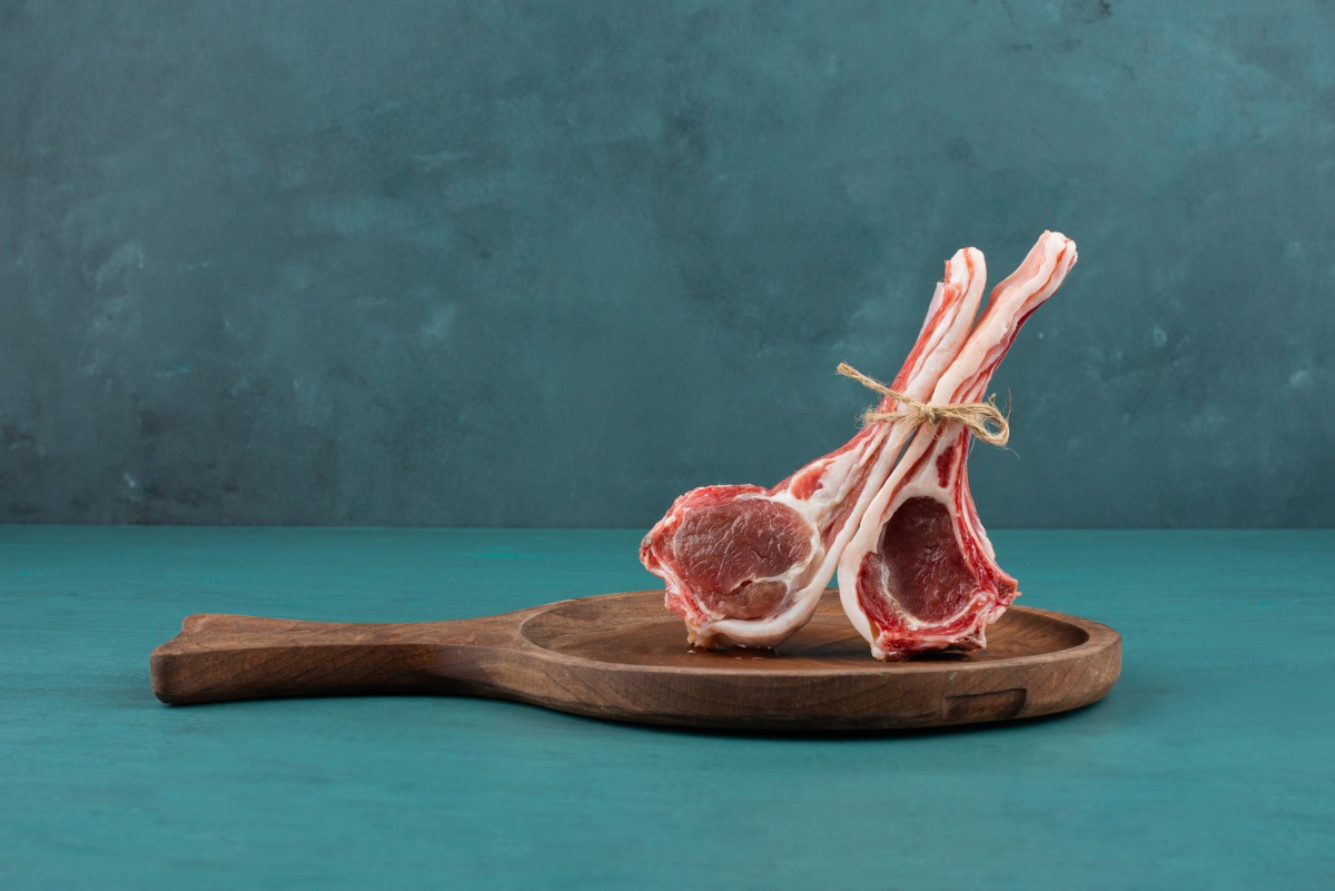 冬至飲食少碰這3類 多吃3紅2白健康過佳節 raw lamb chops wooden board