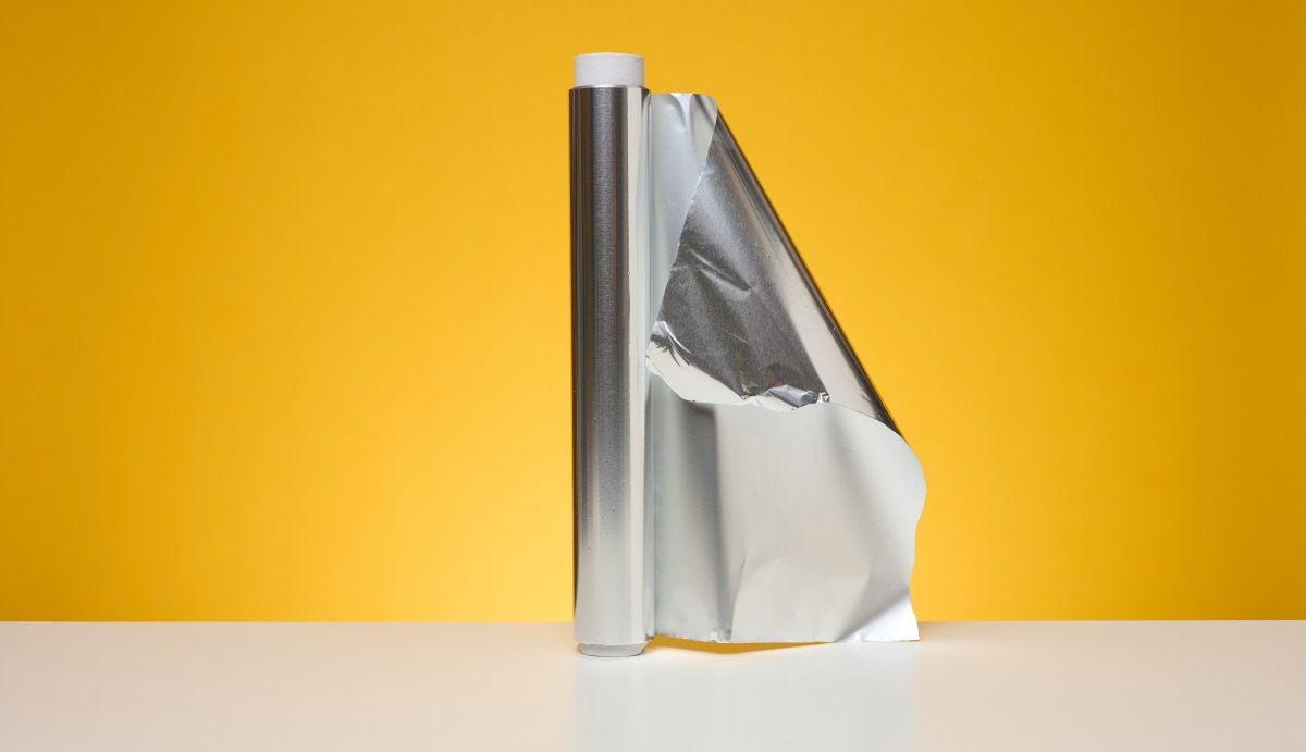 低溫來襲!專家曝「一張紙」放腳底 全身暖起來 roll twisted food foil packaging food yellow background