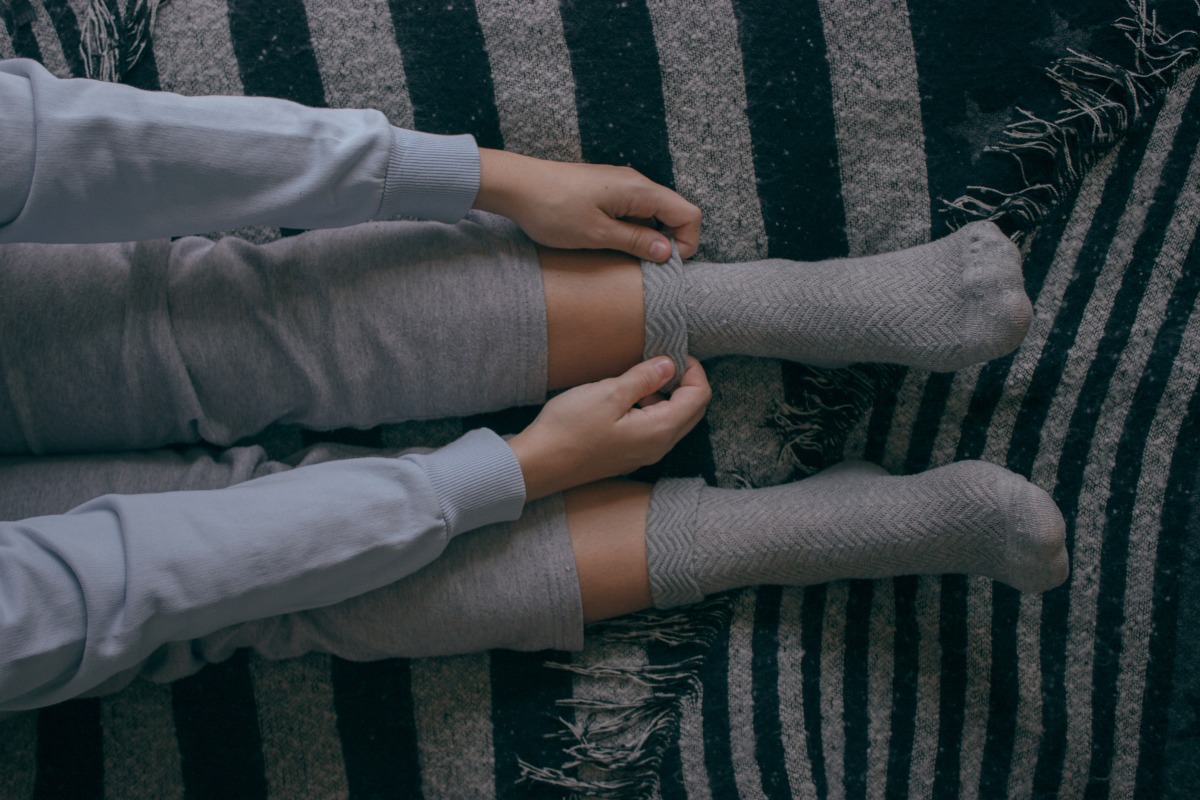 周三冷氣團再報到!掌握驅寒妙招 讓全身暖起來 top view young female putting some socks cold day spend home cozy home concept
