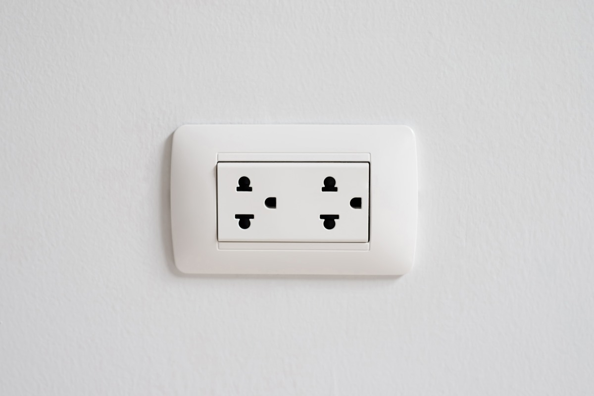 12歲兒持鐵餐具玩插座觸電倒地 母控火鍋店員草菅人命 white socket wall