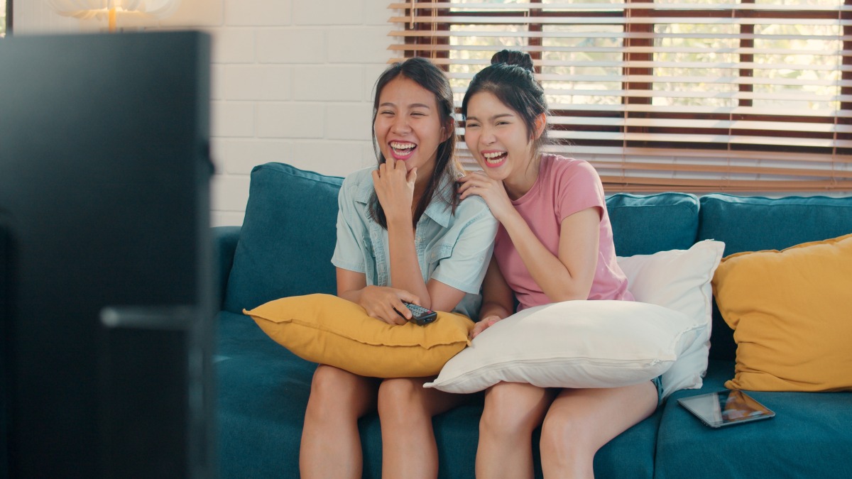 10種方式治癒心靈 重拾生活美好 young asia lesbian lgbtq women couple watching tv home