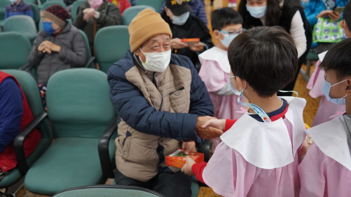 貞德幼兒園萌娃報佳音 八德榮家爺奶樂開懷 「天主教貞德幼兒園」萌娃小朋友為八德榮家爺爺報佳音 0