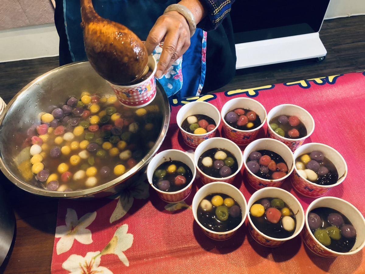 冬至搓湯圓!桃園榮家長輩齊聚喜迎新年 五福臨門湯圓出爐