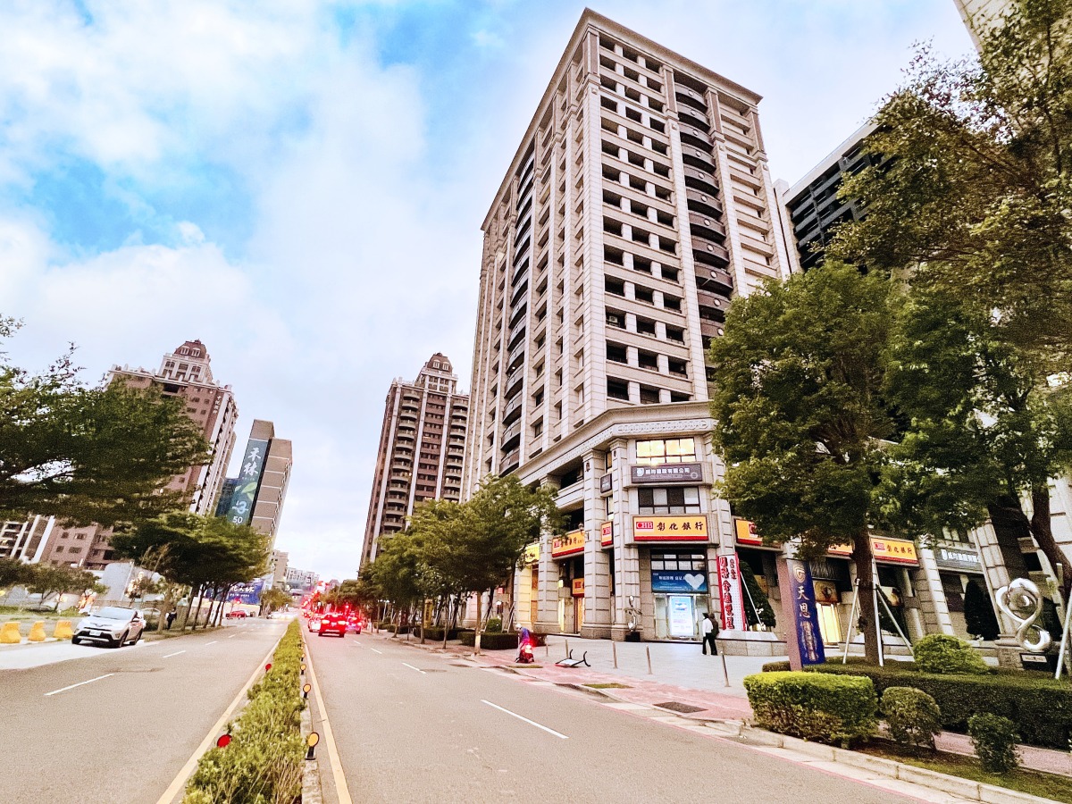 桃園黃金地段店面前10名揭曉 這4區成交單價破百萬 今年桃園單價王的青埔「國際金融雙星」一樓店面照 台灣房屋提供