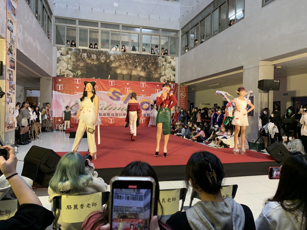 新生醫專舉辦耶誕時尚走秀 毛小孩萌翻全場 伸展台 1