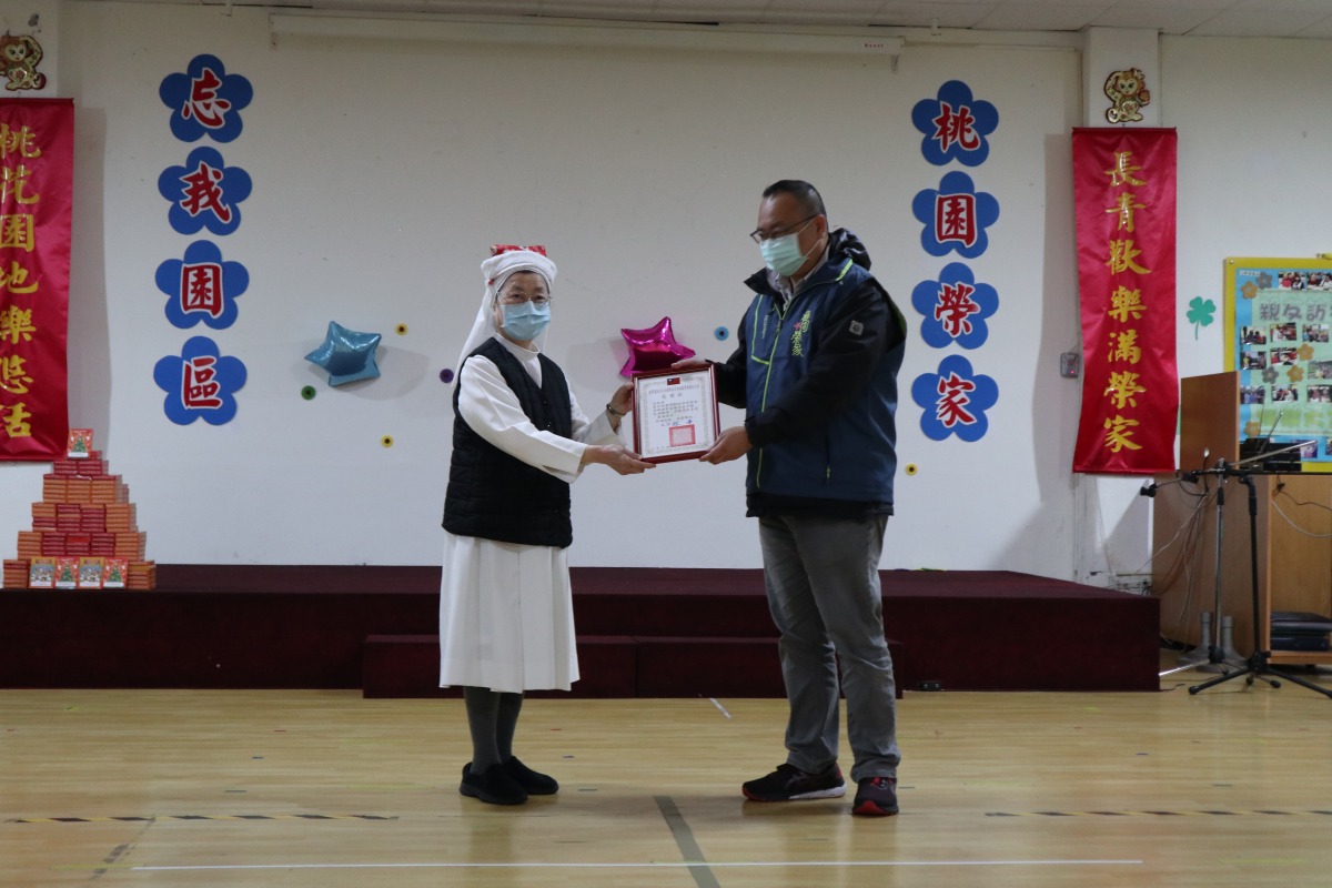 聖保祿醫院報佳音活動溫馨登場 萌娃特攻隊逗樂榮民長輩 修女領感謝狀111.12.14