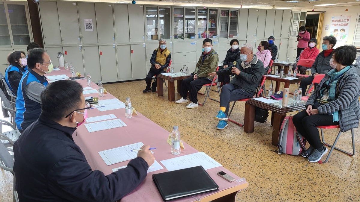 八德榮家辦家屬座談會 雙向溝通提升照顧品質 八德榮家主任酆世俊聆聽住民與家屬的心聲