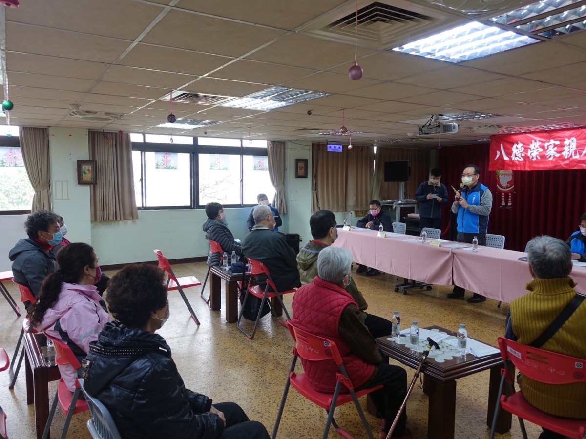 八德榮家辦家屬座談會 雙向溝通提升照顧品質 八德榮家主任酆主任與住民家屬進行意見交流