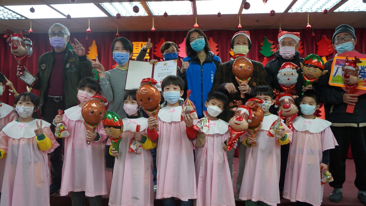 貞德幼兒園萌娃報佳音 八德榮家爺奶樂開懷 八德榮家結合「天主教聖保祿醫院」及「天主教貞德幼兒園」萌娃小朋友為住民報佳音