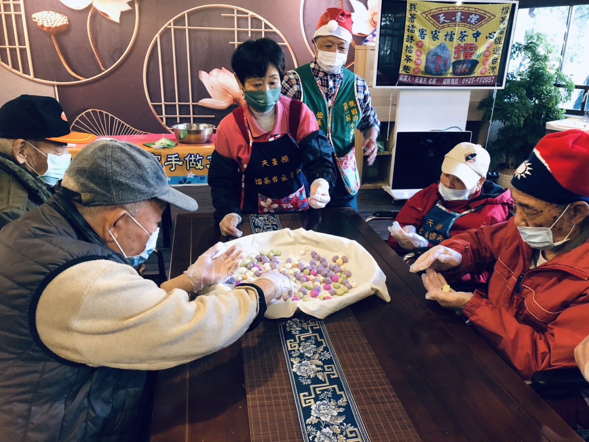 冬至搓湯圓!桃園榮家長輩齊聚喜迎新年 冬至長輩動手搓湯圓