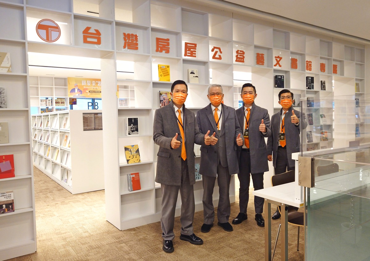 台灣房屋捐贈新開幕的藝文總圖萬餘冊書籍，予「桃園市立圖書館新總館」
