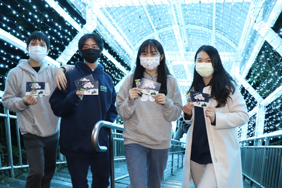 長庚大學迎耶誕打造星空隧道 浪漫燈海吸引師生駐足拍照 圖1 1