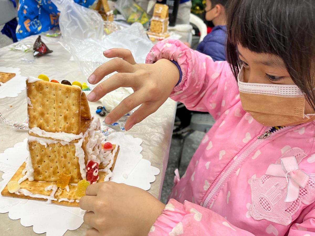元智大學聖誕點燈幸福登場 溫馨陪伴弱勢學童 圖五 觀音根滿慈善基金會孩子手做薑餅屋