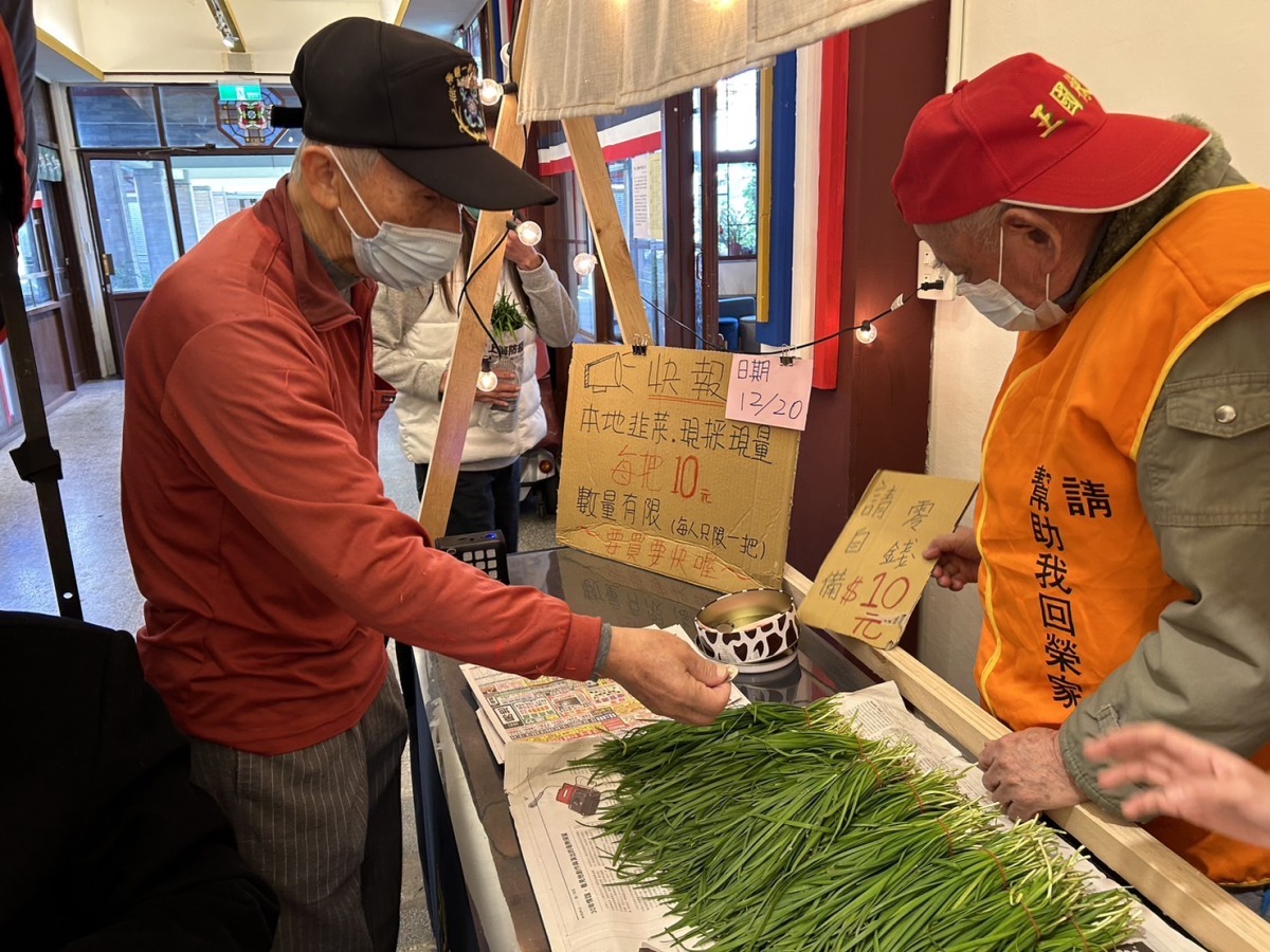 桃園榮家設開心農場 助失智長輩降低陌生焦慮 安養堂長輩前來購買