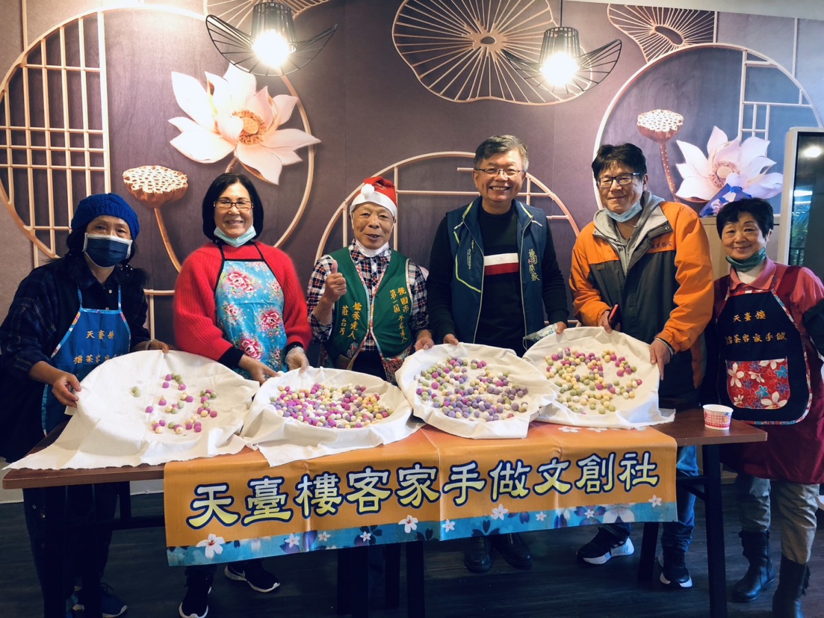 冬至搓湯圓!桃園榮家長輩齊聚喜迎新年 家主任陳平右三和長輩動手搓湯圓展示成品五福臨門湯圓產製中左三住民莊臺芳老師左