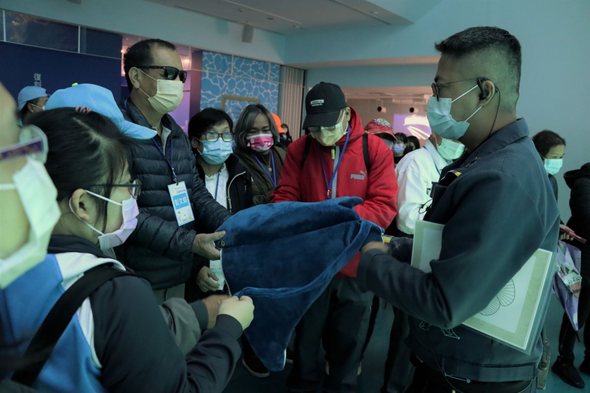 國際身心障礙日前夕 Xpark攜手桃園社會局邀視障者「觸摸」水族館 導覽員以輔具介紹魟魚結構