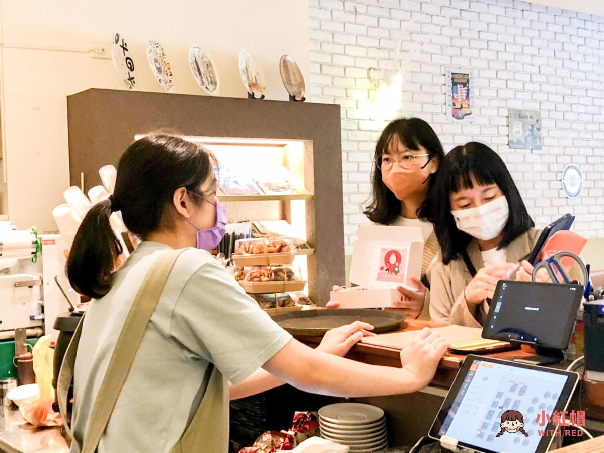 桃市府攜手小紅帽推月經平權 社福場館、區公所設衛生棉貼心盒 小紅帽向店家說明月經友善空間理念©小紅帽