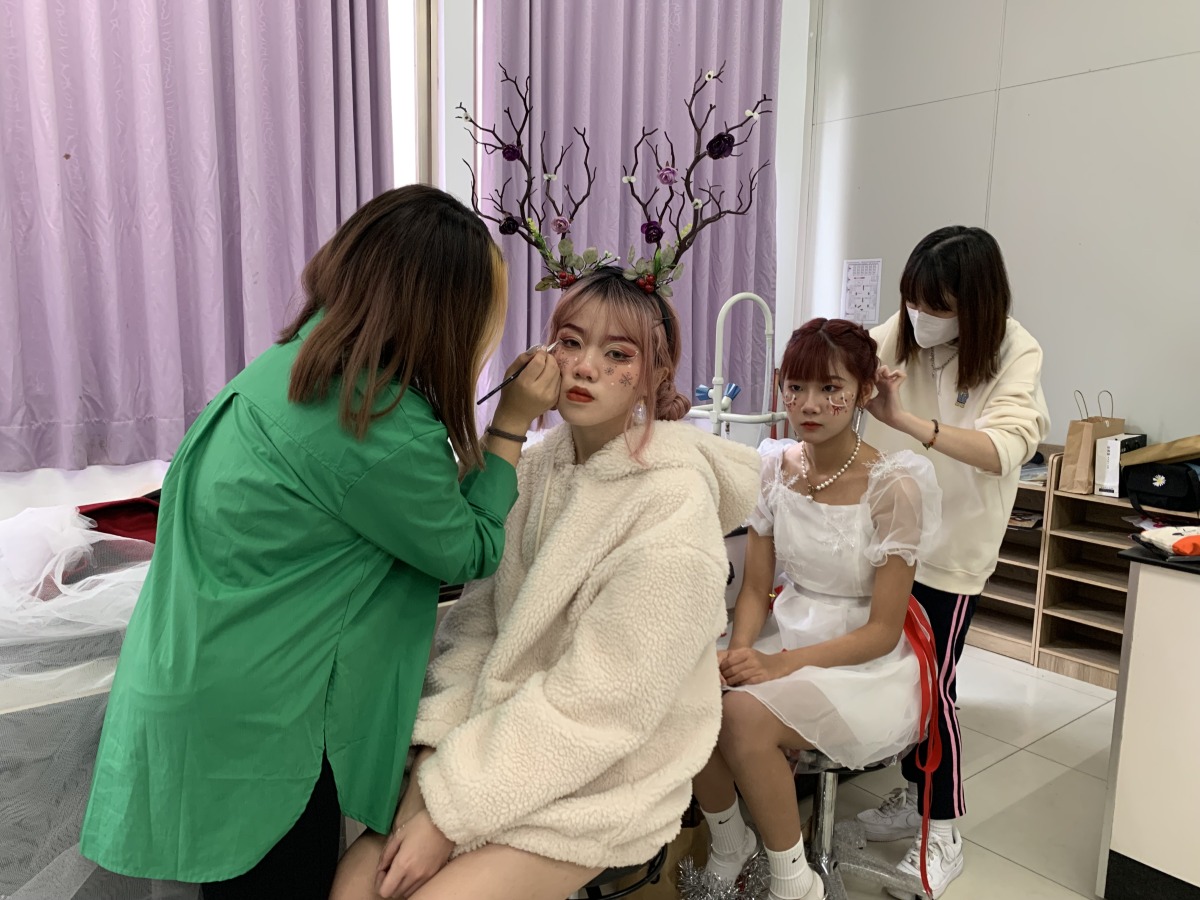 新生醫專舉辦耶誕時尚走秀 毛小孩萌翻全場 後台化妝造型 2