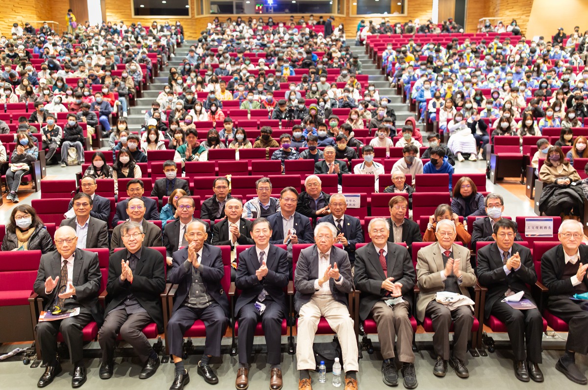 中央大學「余紀忠講座」登場 賀曾樸鼓勵學子保持求知熱情 照片三 2