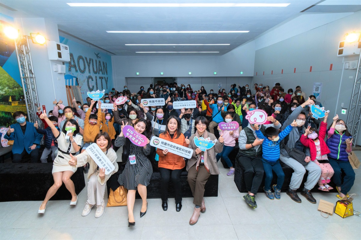 桃園數位生活節市民爐邊會 體驗便民好用數位工具 資科局余宛如局長與青年代表及民眾合影