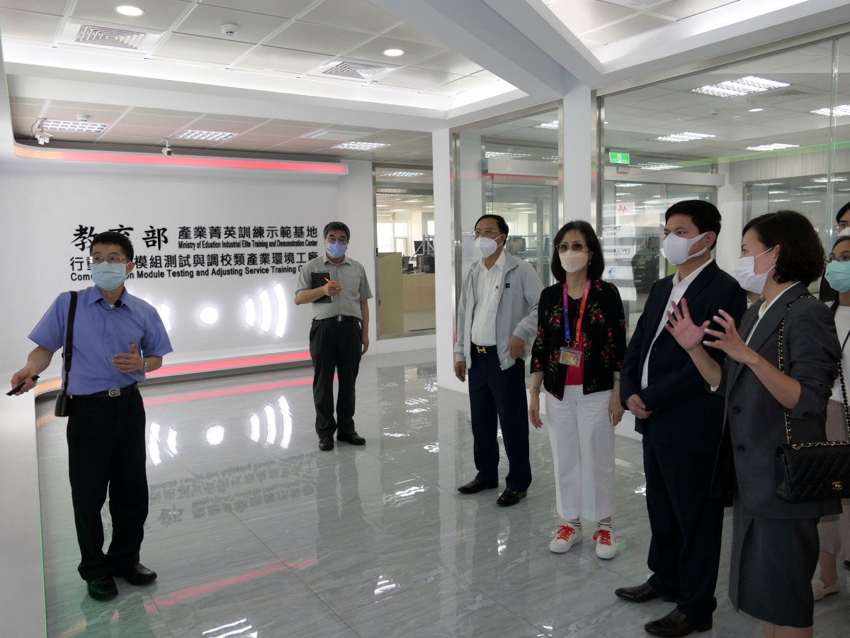 龍華科大推動國際產學專班 獲越南河南省人民委員會主席肯定 越南河南省人民委員會張國輝主席參訪龍華科大 見證人才培育成效 2
