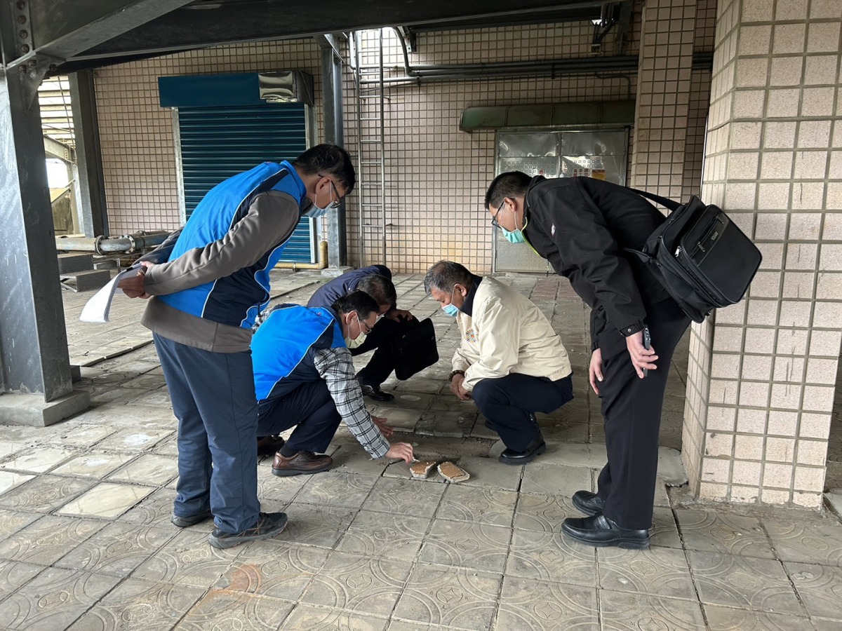 輔導會吳志揚勘查八德榮家修繕工程 頒贈加菜金 輔導會副主委吳志揚現勘八德榮家建物頂樓損壞情形