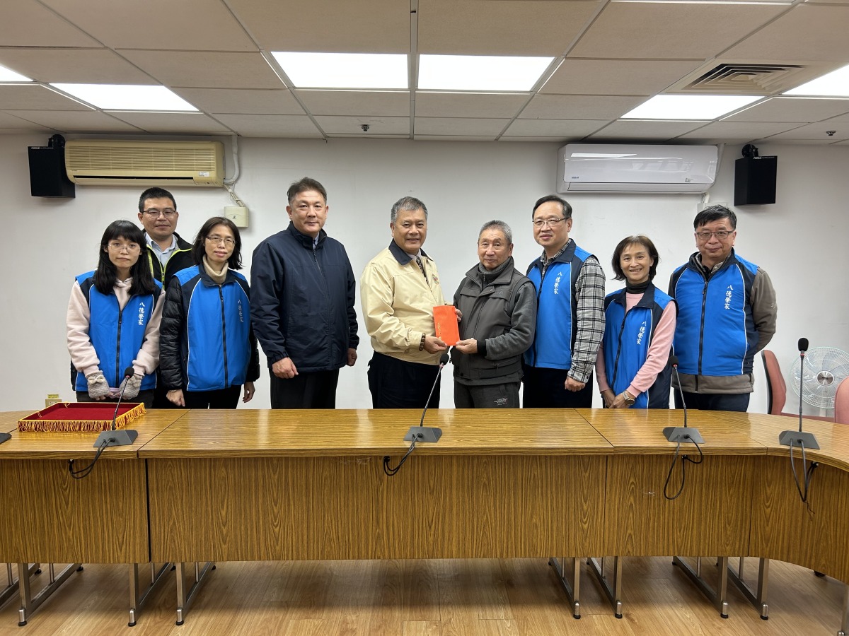 輔導會吳志揚勘查八德榮家修繕工程 頒贈加菜金 輔導會副主委吳志揚赴八德榮家致贈加菜金