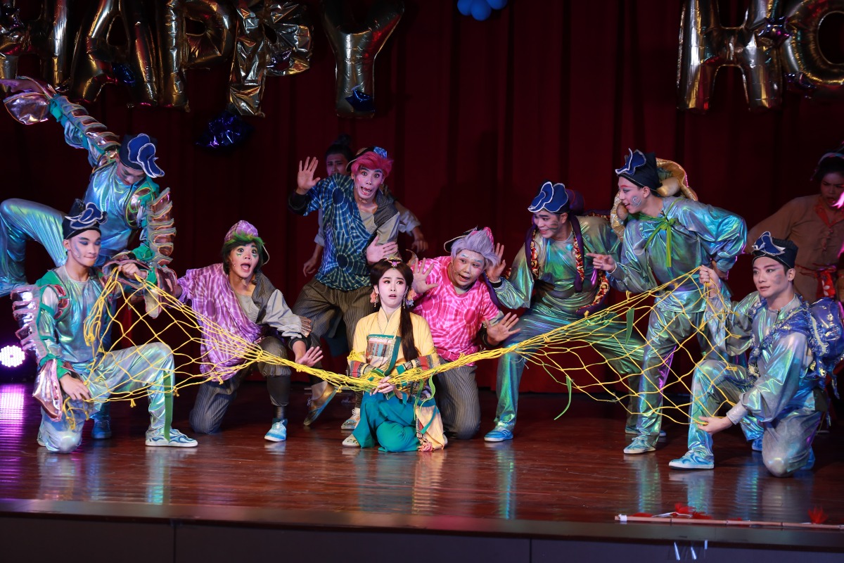 客家大戲《少女黎利加的奇幻之旅》巡迴演出 桃園中山國小熱情登場 邀請國內優質傳統表演藝術團隊–榮興客家採茶劇團表演。活動照2