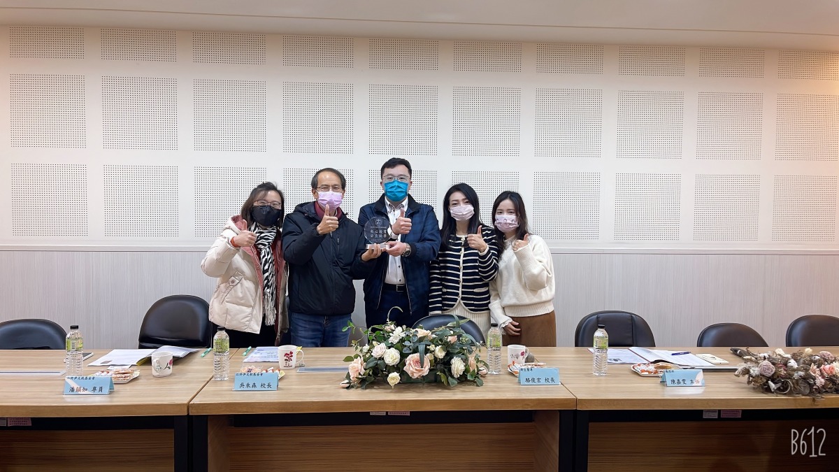 新生醫專攜手江許笋基金會 助弱勢原民生圓護理師夢 駱校長贈匾專員及顧問左
