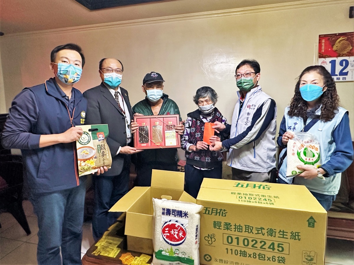 桃園環保局攜手永豐餘新屋廠送暖 關懷資收個體業者 01 4