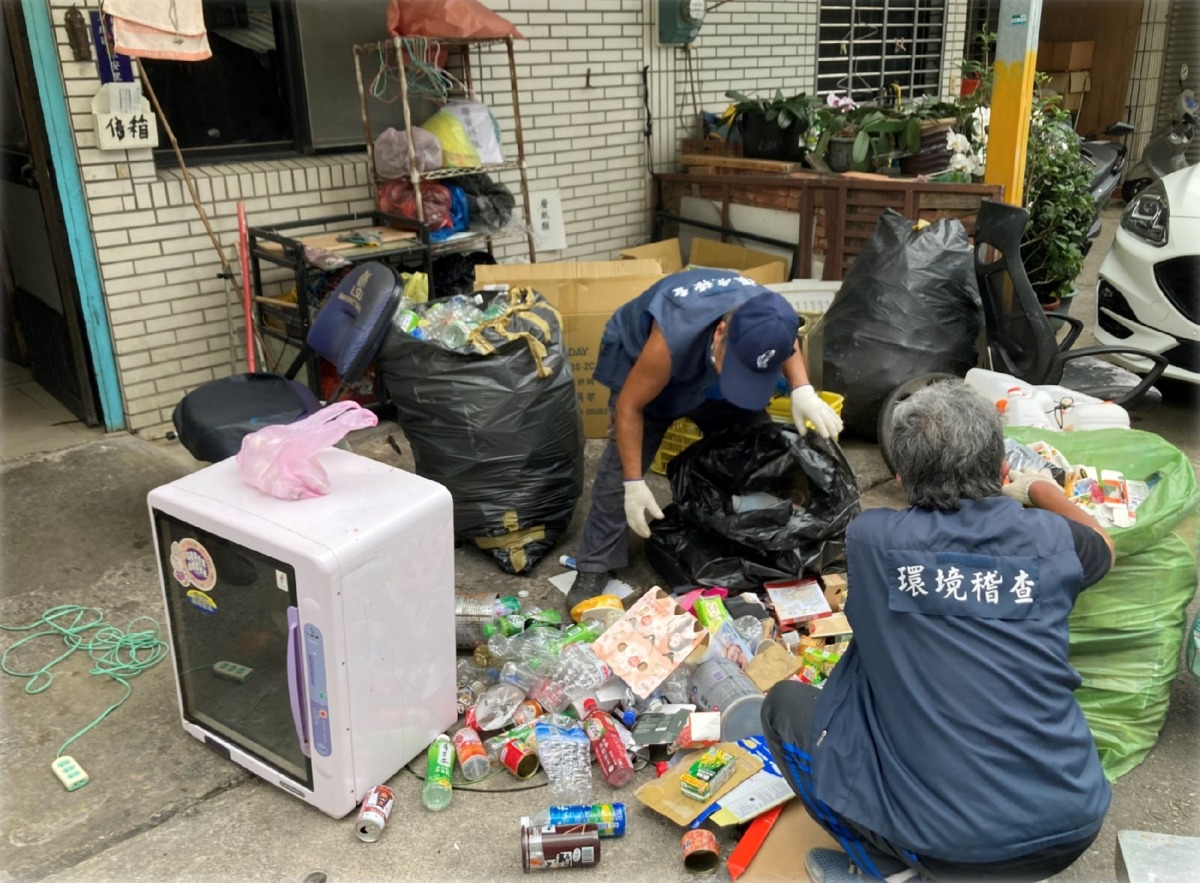 桃園環保局攜手永豐餘新屋廠送暖 關懷資收個體業者 02巡迴服務團蓋善前後照片