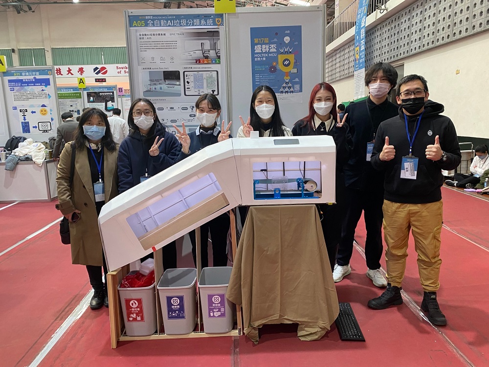 03 中原學生發揮所學，運用AloT技術及創作簡潔俐落的外型，歷經一年完成作品。