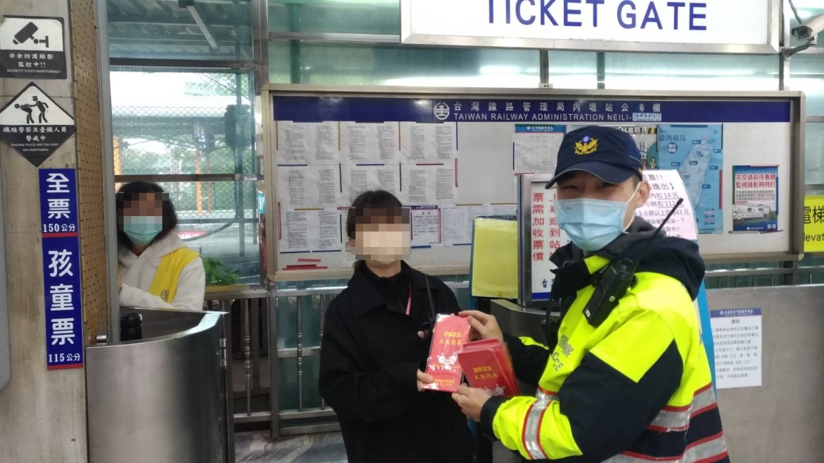 壢警快閃舉牌、發紅包袋 宣導春節連假交管措施 108678