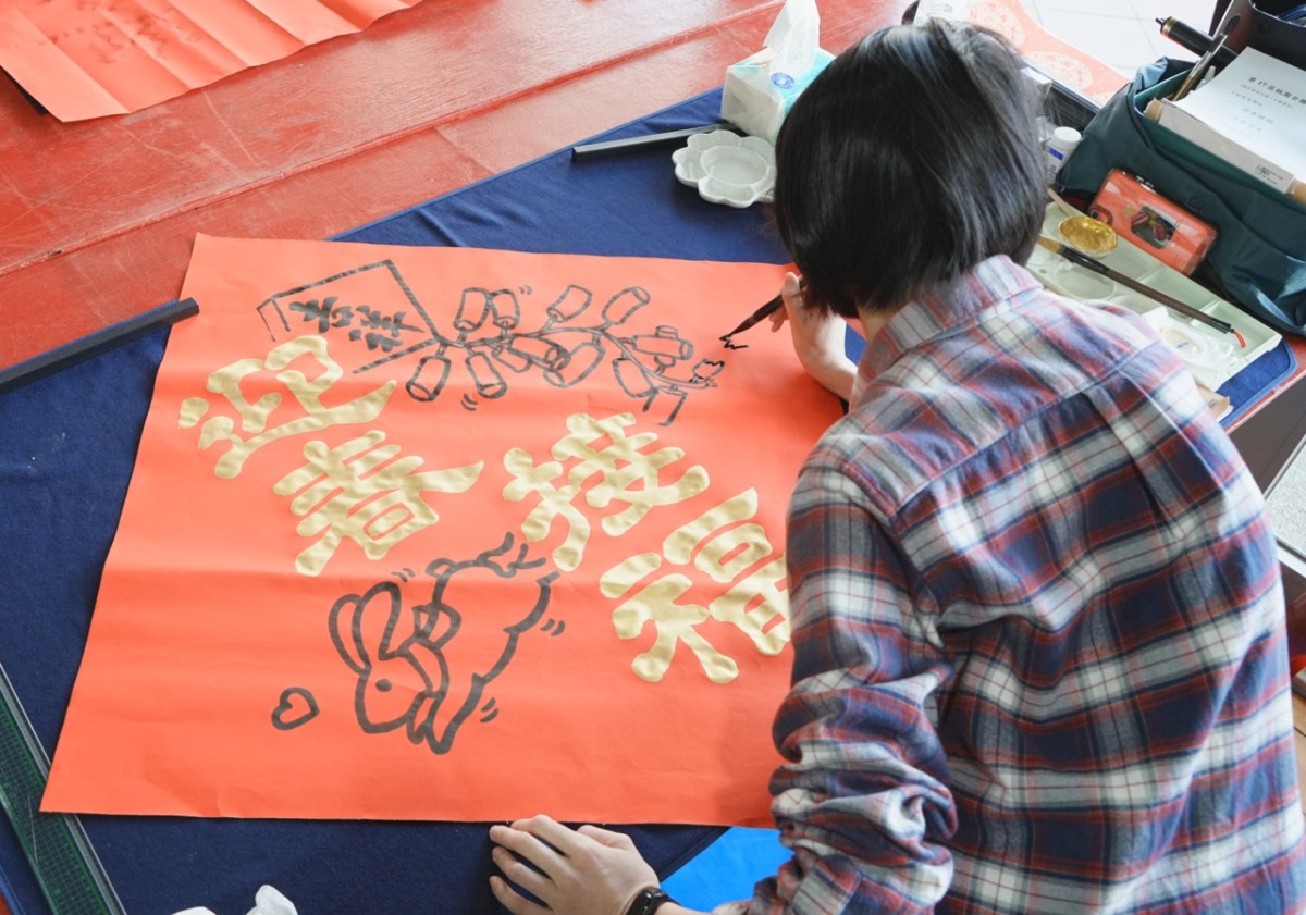 總獎金高達52萬!桃園全國春聯書法比賽吸引逾900人揮毫迎兔年 12 「第17屆桃園全國春聯書法比賽」決賽創意春聯組比賽現場。攝影 悠秀影視工作室。圖