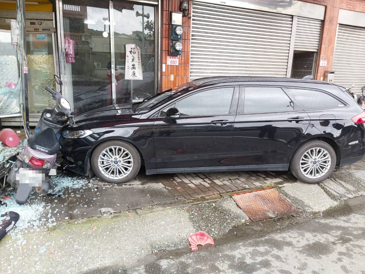 【有片】急著買檳榔?男駕駛恍神直直撞 波及5車慘了 122200446
