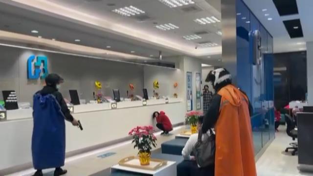 【有片】2外送員光天化日搶銀行?八德警防搶演練逼真登場 12315245