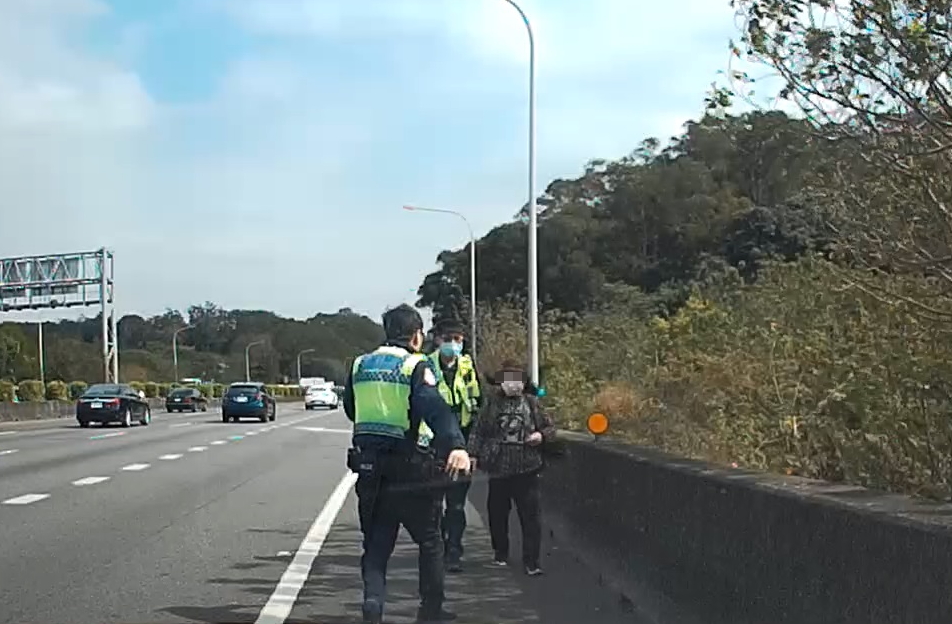 國道上驚見迷路婦人!公路警察即時救援 124854 3