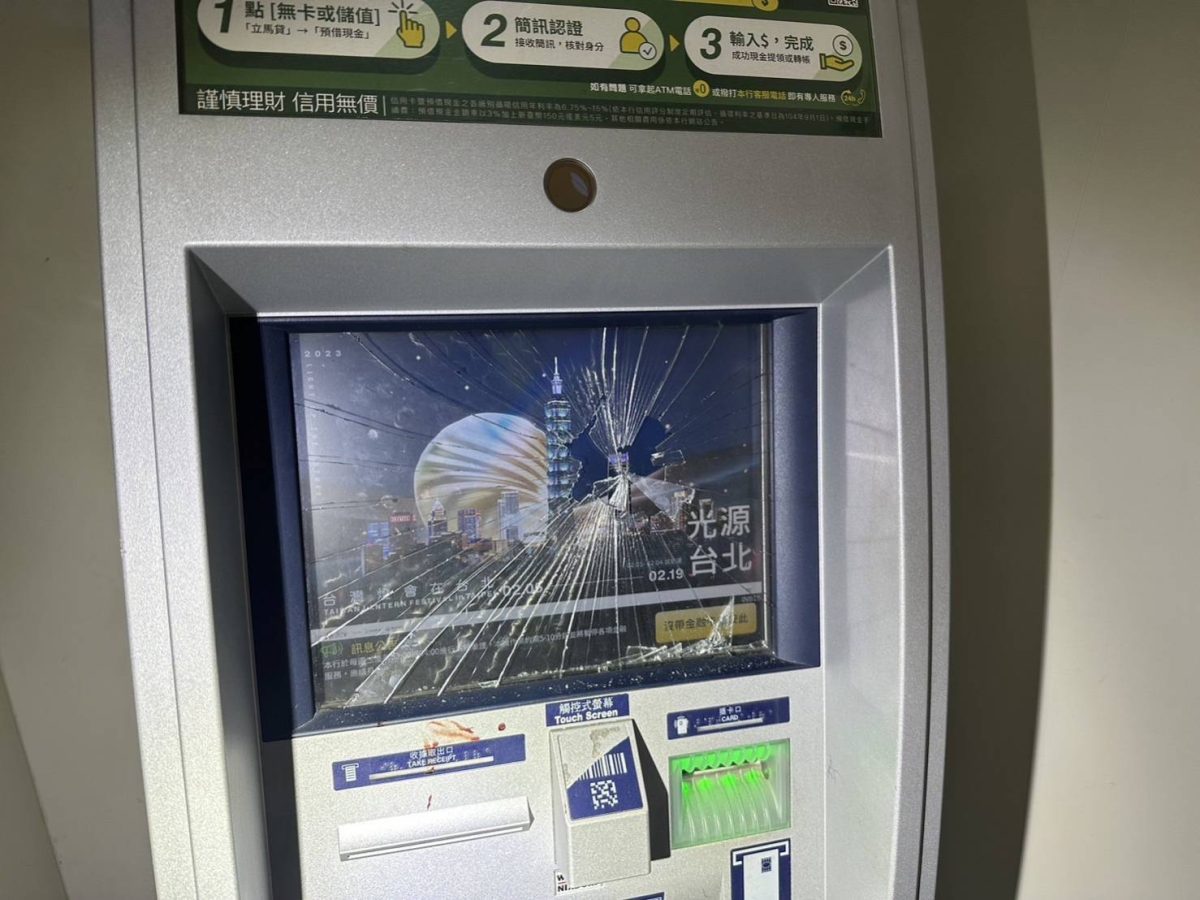 【有片】提款卡被「吃」竟怒砸ATM 桃警火速逮醉男 1295319 scaled
