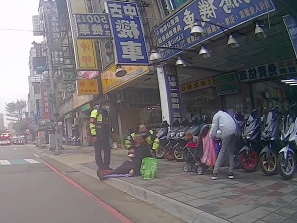 7旬翁突倒地臉擦傷 桃警護送返家 1315657