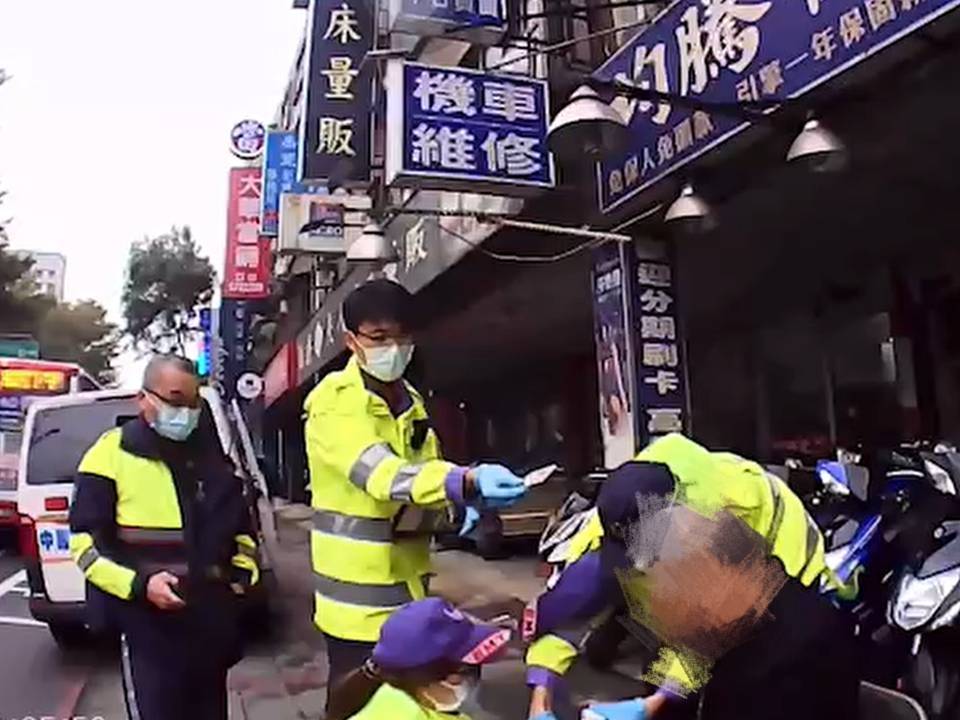 7旬翁突倒地臉擦傷 桃警護送返家 1315659