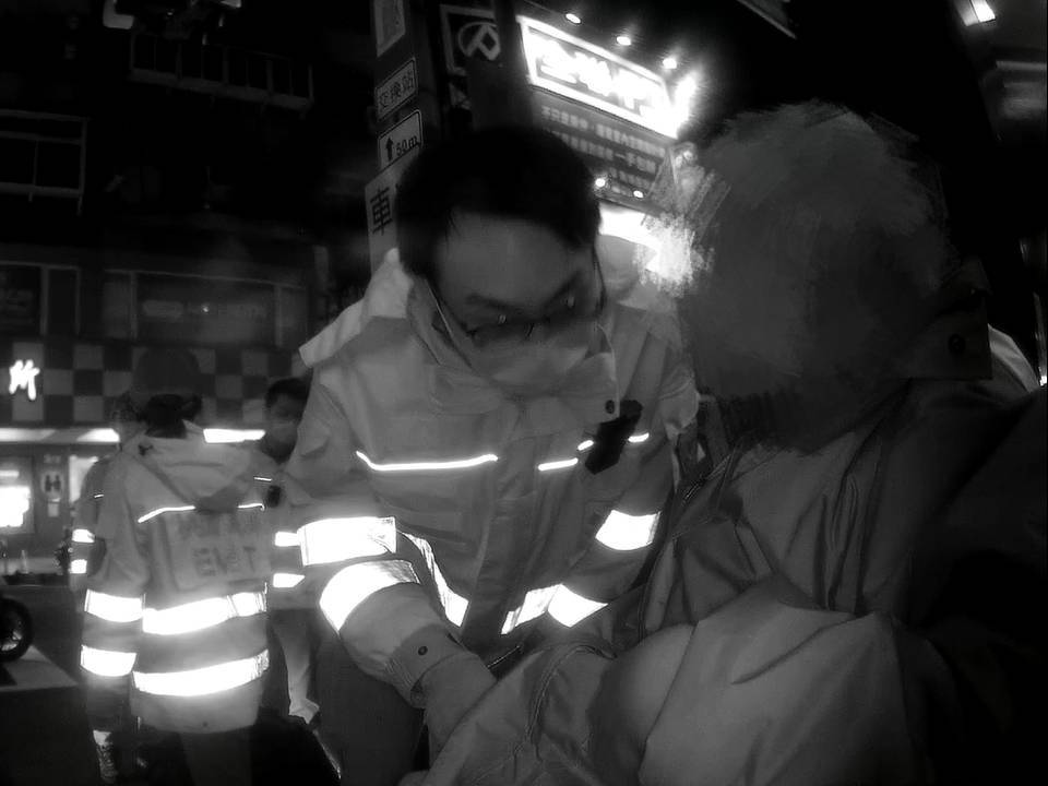 老先生「心碎」一地無力返家 員警即時扶助 1318907
