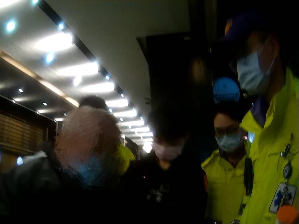 老先生「心碎」一地無力返家 員警即時扶助 1318908