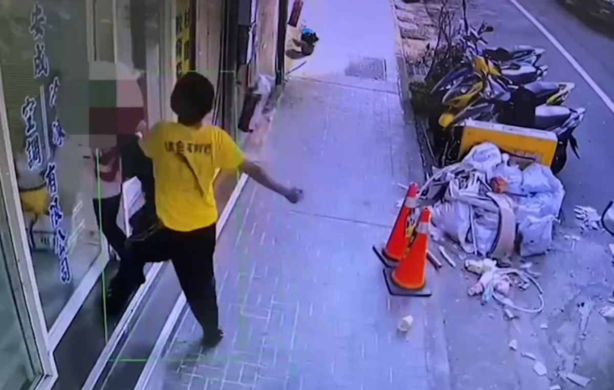 【有片】垃圾分類引口角 清運員暴走痛毆女店員 1673774606091