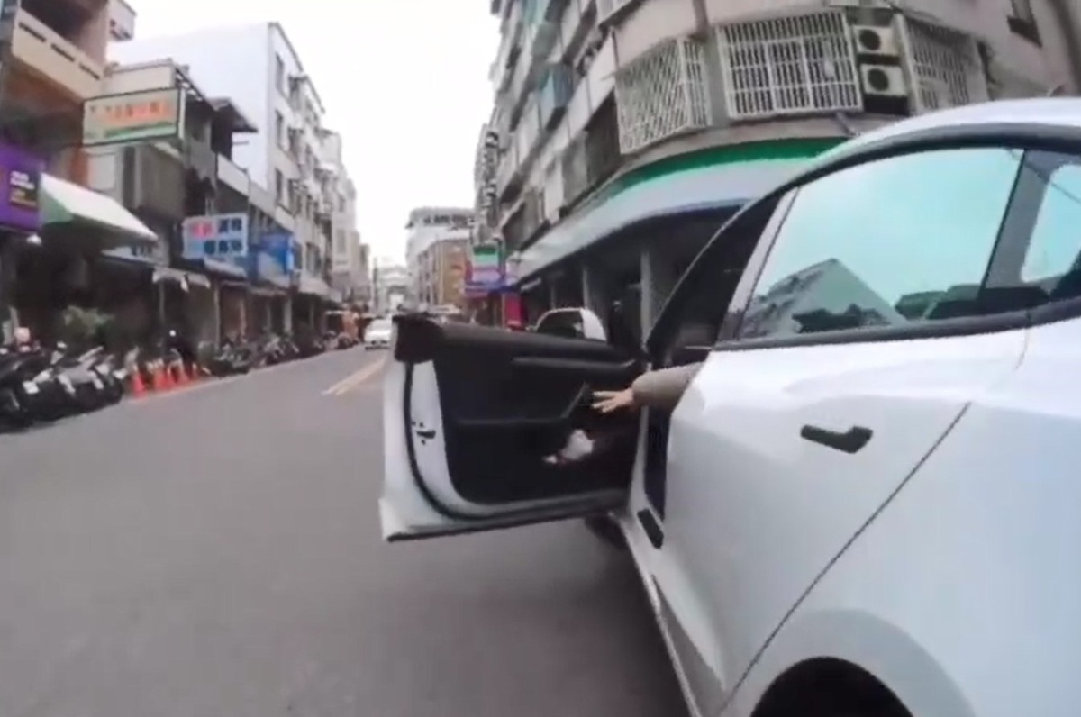 【有片】路中倒車被國罵 特斯拉男憤下車理論引衝突 1674985699013