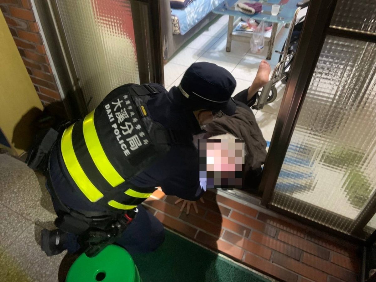 8旬婦在家跌倒趴地1小時 大溪警聽求救聲急伸援 191013 scaled